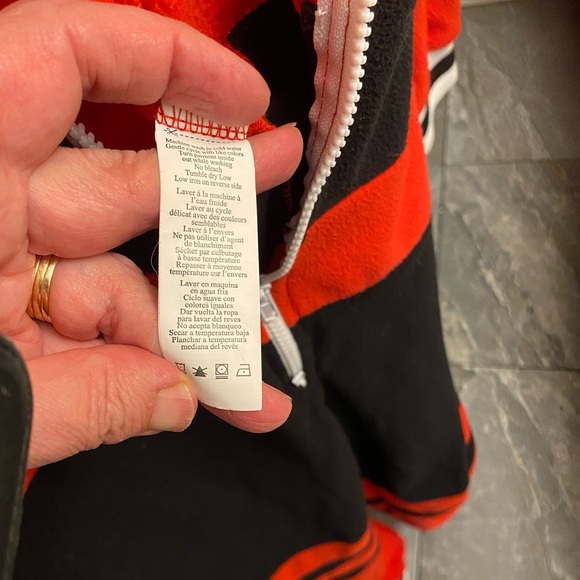 🇨🇦 Great gift for a teen - Canada Funzie Onezie - small - Picture 4 of 7